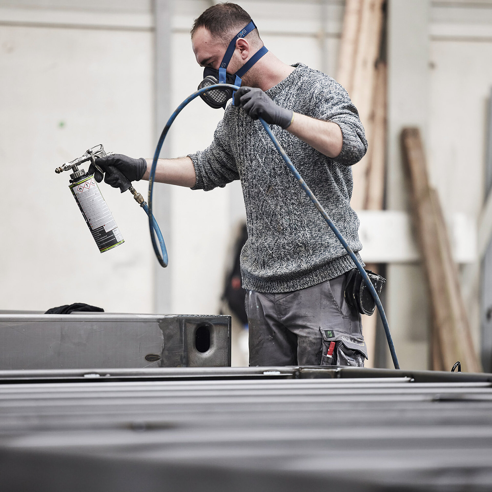 Mitarbeiter bei Lackierarbeit